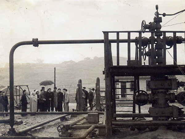 李唐基陪同朱德同志视察（邓）三井